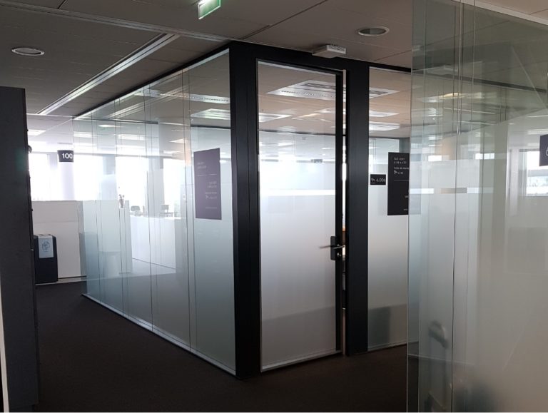 Des bureaux individuels aménagés avec des cloisons vitrées, offrant à la fois une certaine confidentialité et une connexion visuelle avec l'environnement de travail pour une atmosphère productive et harmonieuse