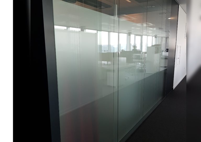 Aménagement d'espaces professionnels moderne et ouvert, avec des cloisons vitrées qui favorisent la luminosité naturelle