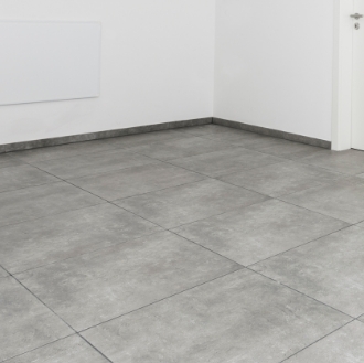 Pose de revêtement de sol gris moderne et résistant, ajoutant une touche contemporaine et polyvalente à l'aménagement de bureaux en Ile de France