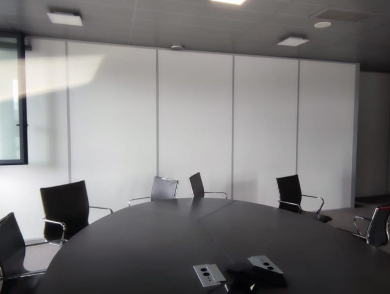 Une salle de conférence équipée avec un aménagement fonctionnel et une atmosphère propice à des réunions productives.